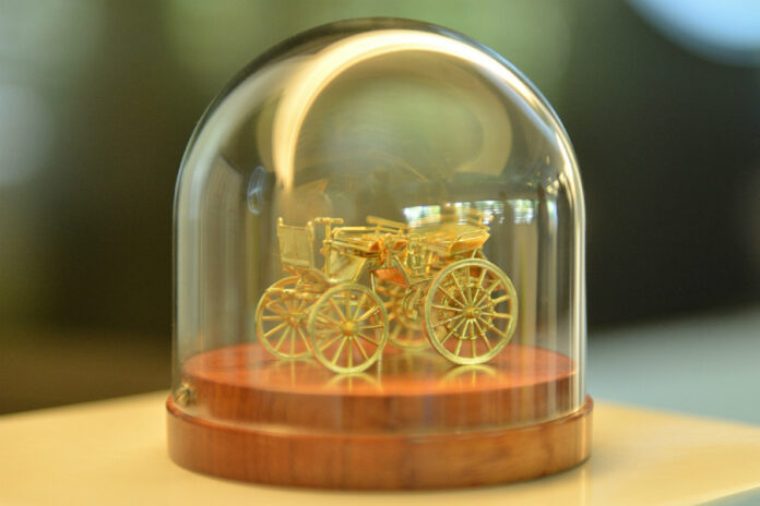 Replica en miniatura del primer vehiculo de Daimler Replica en miniatura del primer vehiculo de Daimler