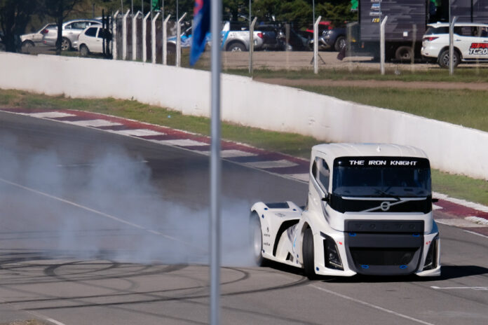 Volvo Iron Knight en el Super TC2000 1 Volvo Iron Knight en el Super TC2000 1