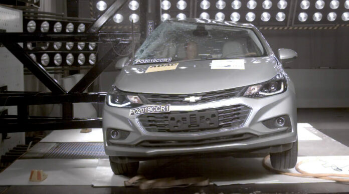 Latin NCAP test impacto poste Chevrolet Cruze  6 Airbags 1