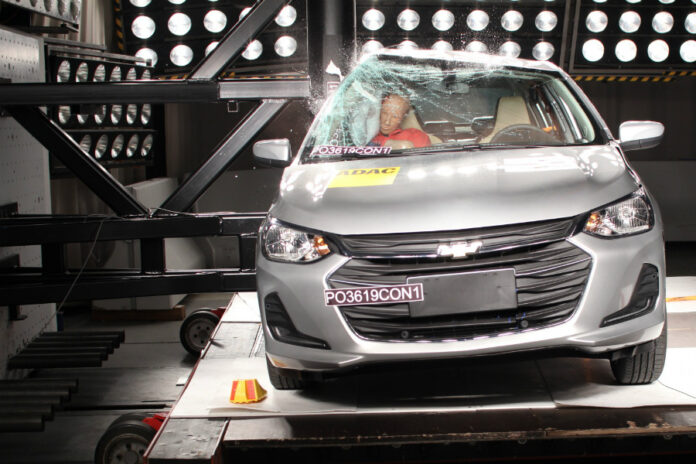 Chevrolet Onix hatchback test Latin NCAP impacto lateral poste 1 Chevrolet Onix hatchback test Latin NCAP impacto lateral poste 1