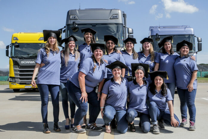 Egresadas programa Conductoras Scania 1 Egresadas programa Conductoras Scania 1