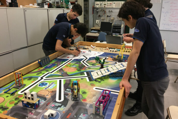 Alumnos de la Escuela Tecnica Henry Ford en el certamen nacional de FIRST LEGO League 1 Alumnos de la Escuela Tecnica Henry Ford en el certamen nacional de FIRST LEGO League 1