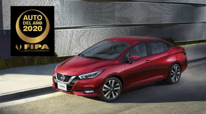 Nissan Versa Auto del Ano 2020 Logo FIPA y auto Nissan Versa Auto del Ano 2020 Logo FIPA y auto