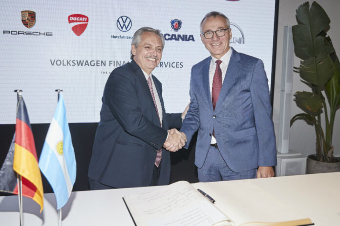 El presidente A Fernandez y Dr Tostmann en DRIVE Forum de VW 2 1 El presidente A Fernandez y Dr Tostmann en DRIVE Forum de VW 2 1