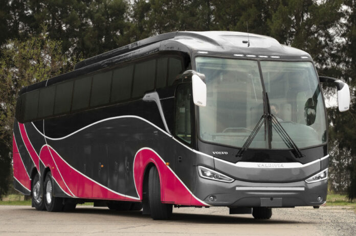chasis Volvo B450 6x2 con tercer eje direccional para omnibus de 15 metros 1
