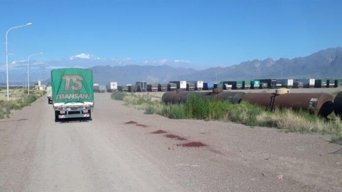 Foto camiones varados. Credito Mendovoz Foto camiones varados. Credito Mendovoz