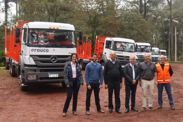 AutoridadesdeMercedes BenzCamionesyBuses.BazylucyAraucoenlaentregadelas20unidades.JPG AutoridadesdeMercedes BenzCamionesyBuses.BazylucyAraucoenlaentregadelas20unidades.JPG