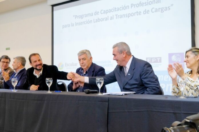 FPT y FADEEAC firman un importante convenio de capacitacion con el Estado 3809