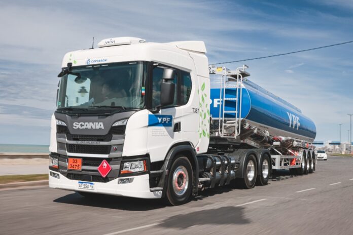 Un camion Scania a GNC transportara combustibles YPF Un camion Scania a GNC transportara combustibles YPF