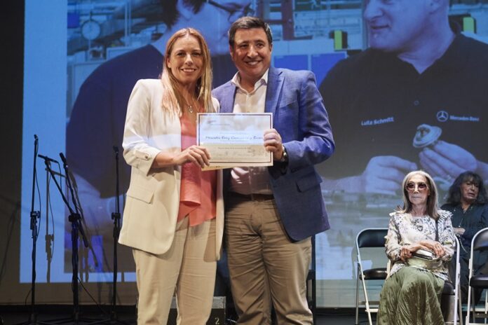 Daniel Arroyo jurado de los premios del Foro Ecumenico Social y Josefina Furlong responsable de Prensa RSE y RRPP de Mercedes Benz Camiones y Buses