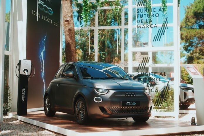 Verano 2023 stand Fiat en Carilo 500e electrico