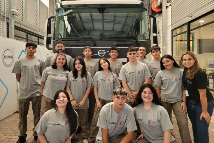 Volvo Trucks Chicos Fundacion Pescar Volvo Trucks Chicos Fundacion Pescar