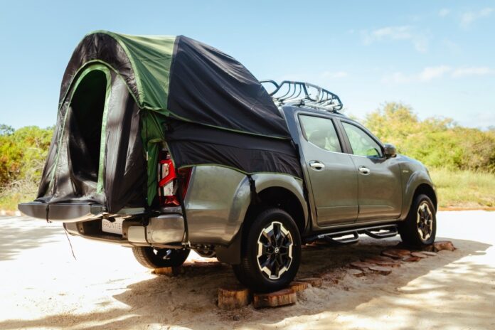 Accesorios para campar en una Nissan Frontier Carpa exterior 1 Accesorios para campar en una Nissan Frontier Carpa exterior 1