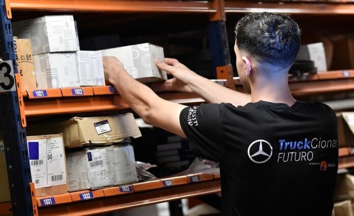 1 Mercedes-Benz Camiones y Buses inició la 2a edición de TruckCionar Futuro con Fundación Pescar Becarios