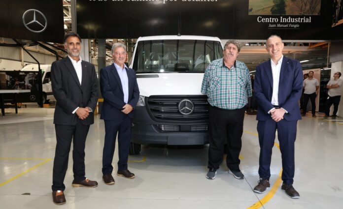 Directivos de Mercedes Benz, de Prestige Auto y de SMATA recorren el Centro Industrial Juan Manuel Fangio